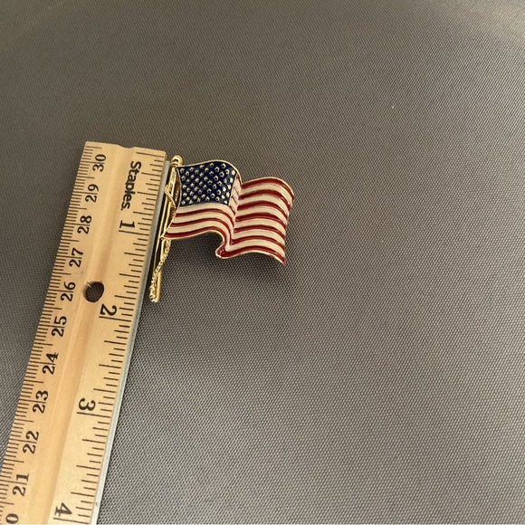 Ciner Vintage Patriotic American Hand-Painted Flag Brooch. - Picture 2 of 5